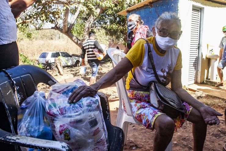 Governo de MT entrega 2 mil cestas básicas e cobertores nos bairros de Cuiabá