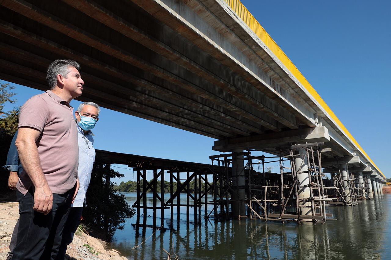 Governador vistoria obras de construção de ponte e pavimentação no Noroeste de MT