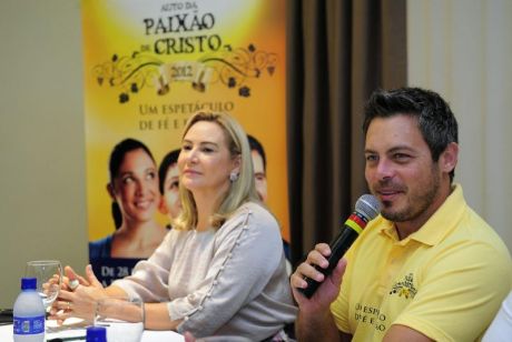 Silval e Roseli Barbosa convidam a população para assistir ao Auto da Paixão de Cristo no Bom dia governador