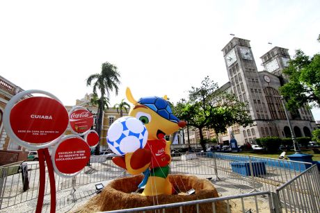 Mascote da Copa monta toca na Praça da República