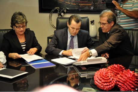 Silval Barbosa assina contrato de R$ 400 milhões com a Caixa Econômica para obras do VLT