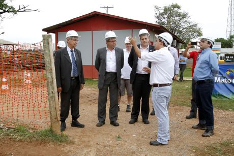 Embaixador do Reino Unido visita canteiro de obras da Arena Pantanal