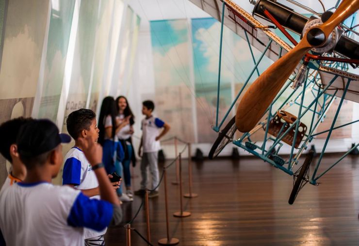Exposição sobre Santos Dumont encanta estudantes ao unir lazer e conhecimento
