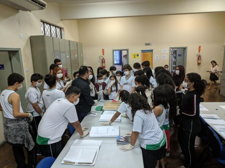 Alunos do ensino fundamental visitam Arquivo Público