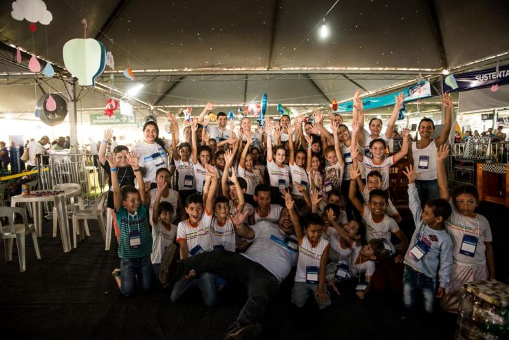 Crianças que Transformam leva brinquedos reciclados à estudantes da região Oeste