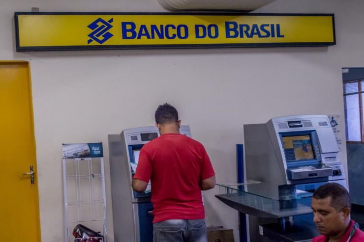 Governo paga salários de servidores nesta sexta-feira