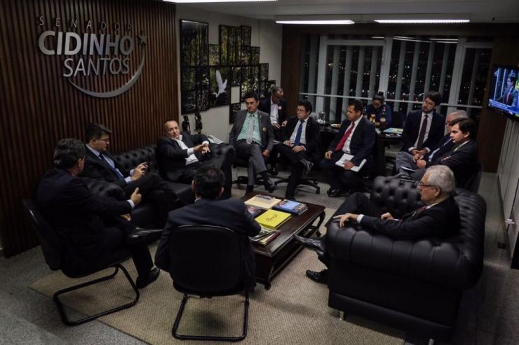 Governador e bancada federal discutem soluções para crise na saúde pública