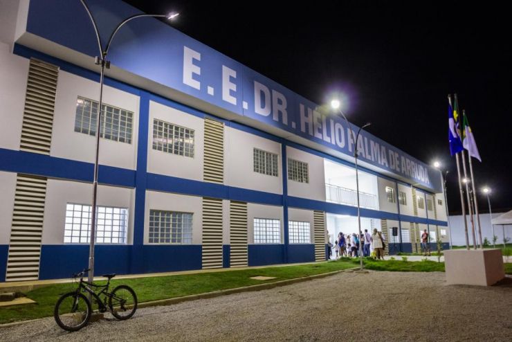 Governo entrega 36 aparelhos de ar-condicionado a escola recém-inaugurada