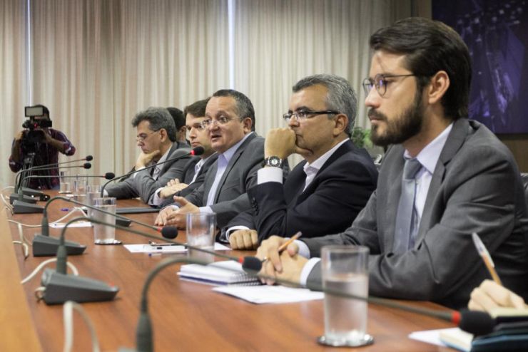 Governador confirma estudo para reduzir horário de expediente