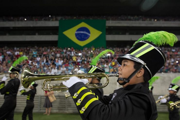 Desfile na Arena Pantanal agrada público de todas as idades