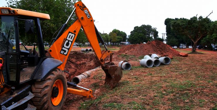Rede de água e esgoto passa por restauração no Centro Político e Administrativo