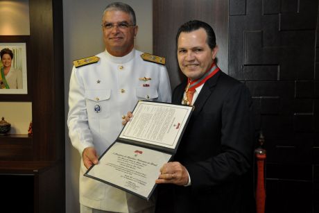 Silval Barbosa recebe a medalha do Mérito Naval por relevantes serviços a Marinha
