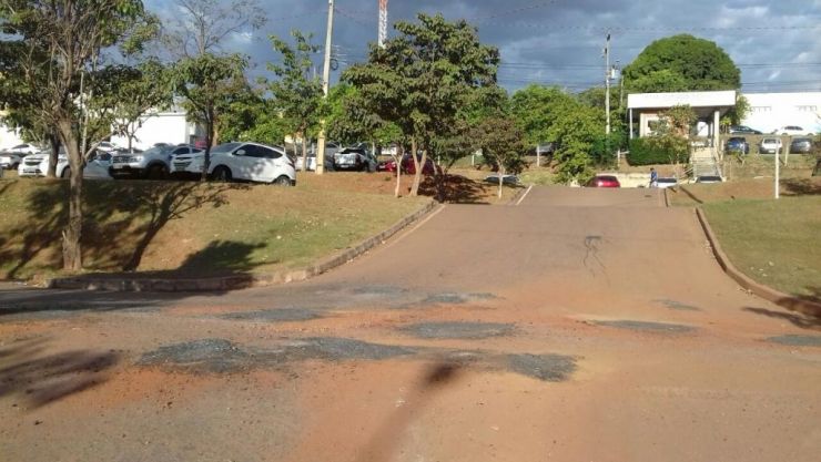 Seges realiza operação tapa-buracos em estacionamento