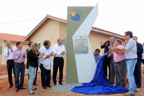 Famílias comemoram entrega de 990 casas em Várzea Grande