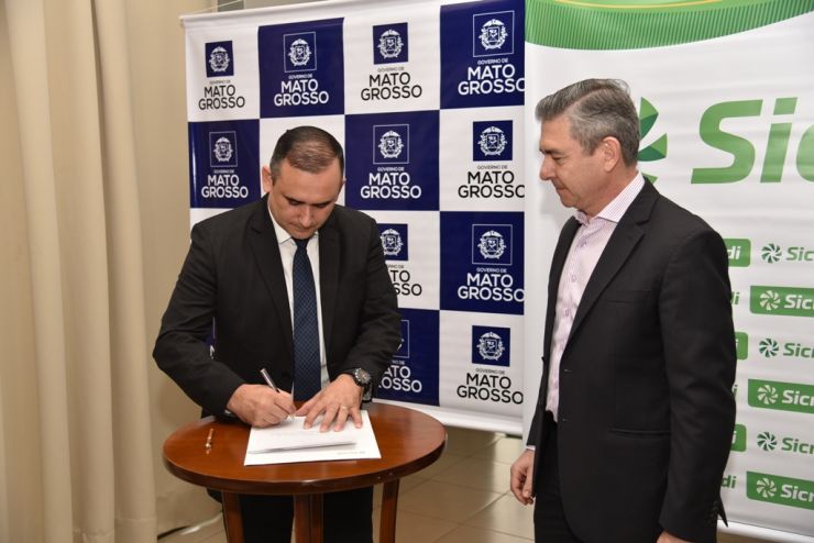 Governo assina convênio com Sicredi para oferecer linha de crédito consignado