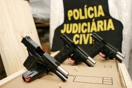 Novos delegados recebem armamento individual da Polícia Judiciária Civil
