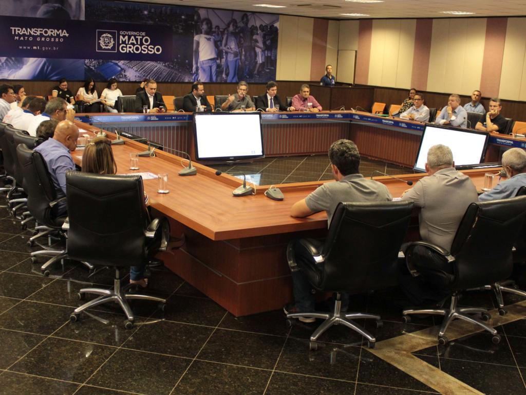 Governo apresenta PEC do teto de gastos ao Fórum Sindical