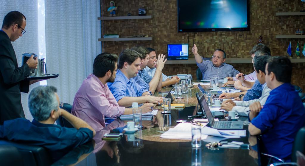 Governo dá exemplo e mantém economia em gastos com a máquina