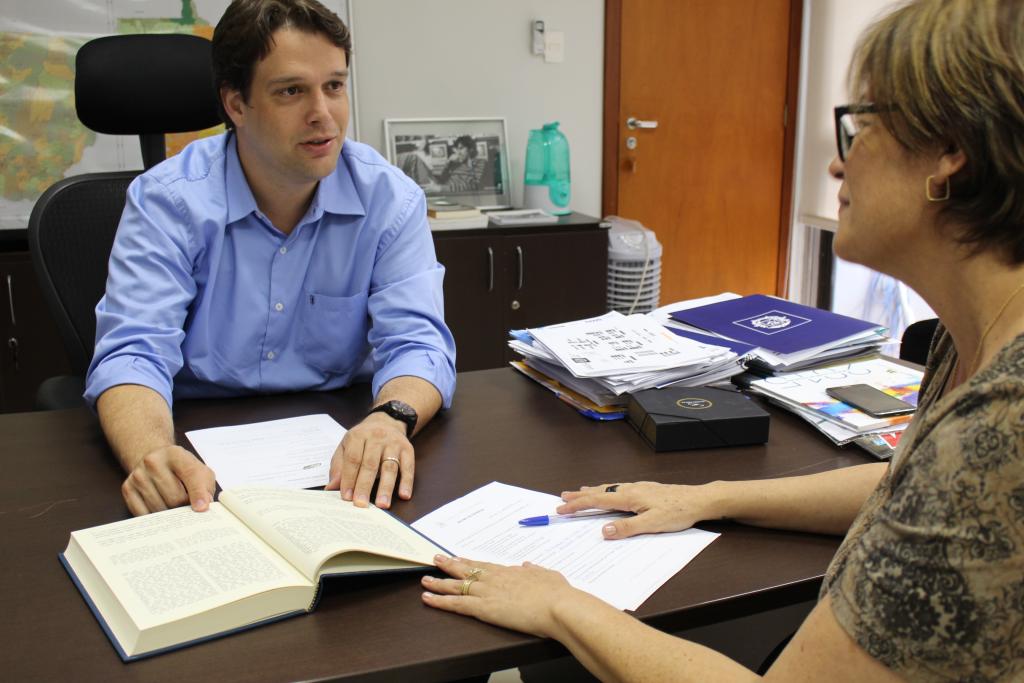 Biblioteca Estevão de Mendonça recebe doação de livros em aramaico