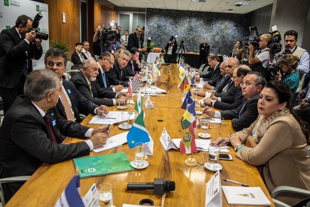 Voltar Governador de Mato Groso assina carta para cobrar recursos da União