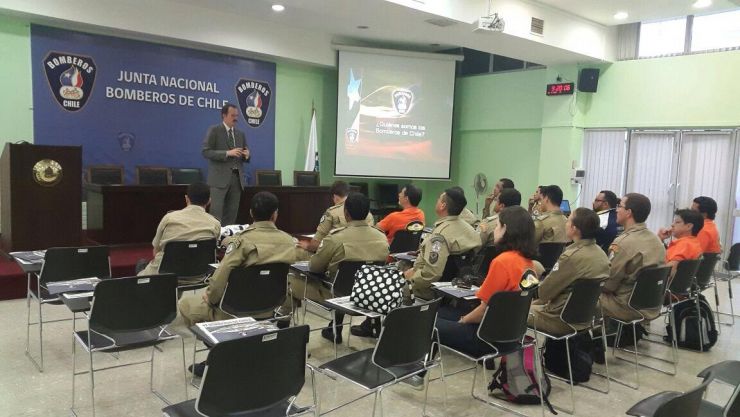 Alunos de pós-graduação visitam Corpo de Bombeiros do Chile